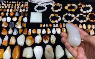 在新疆和田玉籽料原石市场淘籽料,真真假假的看着明显